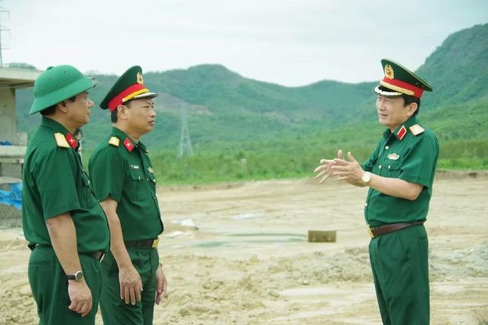 Trung tướng Lê Minh Quang (bìa phải) trao đổi với chỉ huy Sư đoàn 31 về công tác xây dựng doanh trại, cảnh quan, môi trường. Ảnh: N.Hùng