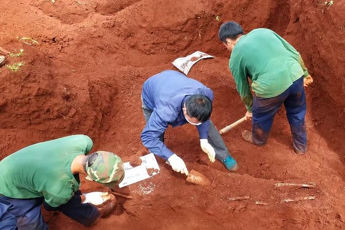 Đội K52 phát hiện, quy tập thêm 2 hài cốt liệt sĩ tại xã Ia Boòng. Ảnh: N.Hoàng