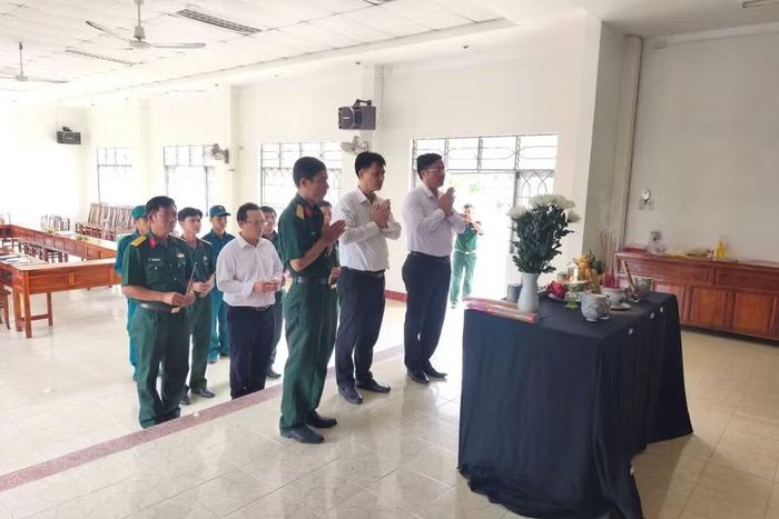 Lãnh đạo xã Bình Hiệp viếng các liệt sĩ được quy tập tại thôn Thuận Truyền. Ảnh: N.Nam