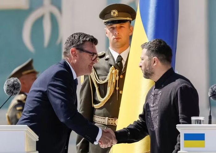  Thủ tướng Anh Andy Burnham bắt tay Tổng thống Ukraine Volodymyr Zelensky trong lễ kỷ niệm Ngày Độc lập của Ukraine tại Kiev ngày 24-8. Ảnh: Reuters 