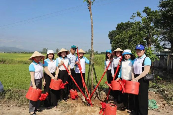  Bà Phùng Thị Ngọc Tuyết (thứ 2 từ phải sang) tại Lễ phát động “Tết trồng cây - Đời đời nhớ ơn Bác Hồ” năm 2026 do Hội LHPN tỉnh Gia Lai tổ chức tại phường Bình Định. Ảnh: ĐVCC 