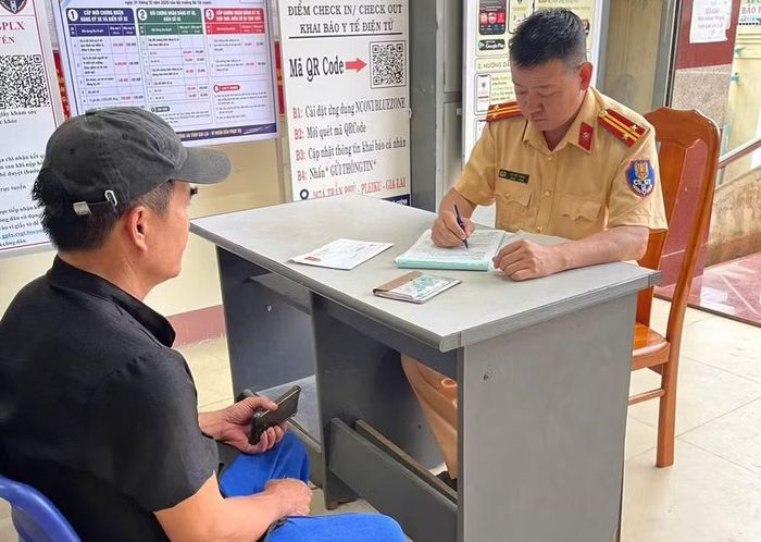  Lực lượng CSGT đã xử phạt tài xế T. số tiền 5 triệu đồng. Ảnh: Quang Hải 