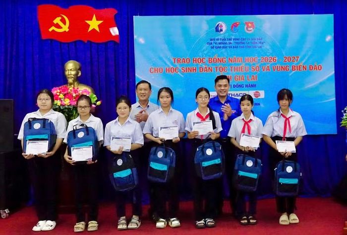 Tặng học bổng cho học sinh tại chương trình. Ảnh: D.L
