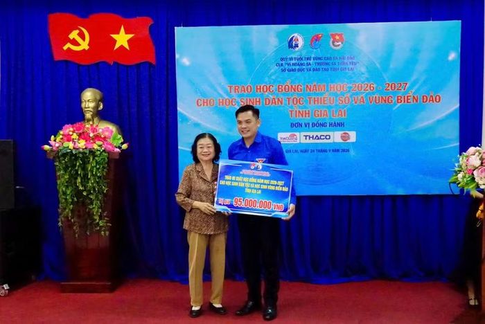 Bà Trương Mỹ Hoa trao bảng tượng trưng tặng 95 suất học bổng cho học sinh dân tộc thiểu số và vùng biển đảo tỉnh Gia Lai. Ảnh: D.L