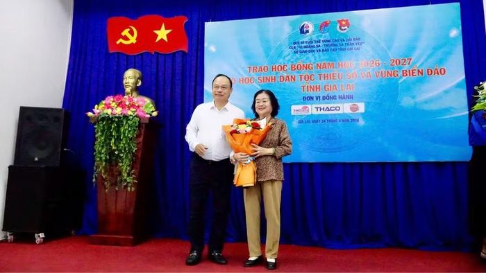 Phó Chủ tịch UBND tỉnh Dương Mah Tiệp tặng hoa cho bà Trương Mỹ Hoa - nguyên Phó Chủ tịch nước, Chủ tịch Quỹ “Vì Tuổi trẻ vùng cao và hải đảo,” Chủ nhiệm CLB “Vì Hoàng Sa - Trường Sa thân yêu”. Ảnh: D.L