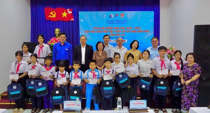 Quỹ “Vì Tuổi trẻ vùng cao và hải đảo” và CLB “Vì Hoàng Sa - Trường Sa thân yêu” đã hỗ trợ nhiều học sinh dân tộc thiểu số và vùng biển đảo tỉnh Gia Lai viết tiếp ước mơ đến trường. Ảnh: D.L