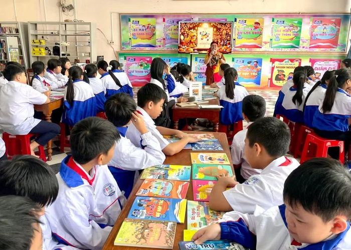 Gần 100 học sinh Trường THCS Phạm Hồng Thái (phường Pleiku) tham gia ngoại khóa đọc sách sáng 22-9. Ảnh: P.D