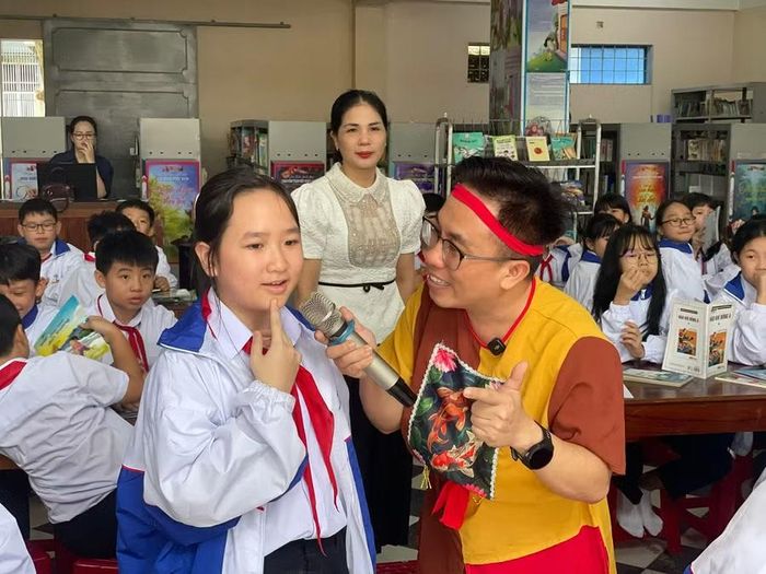 Em Mai Khánh Huyền (lớp 6.2 Trường THCS Phạm Hồng Thái) hào hứng tham gia trả lời câu hỏi tại buổi ngoại khóa. Ảnh: P.D