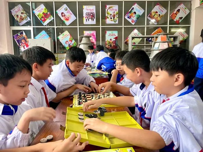 Không gian đọc sách kết hợp vui chơi, giải trí lành mạnh “kéo gần” học sinh đến với thư viện. Ảnh: P.D