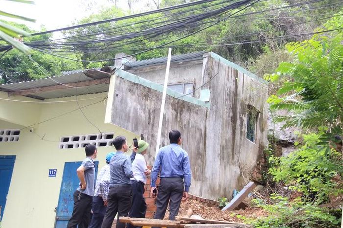  Tường hộ lan, taluy trên dốc Mộng Cầm sau khi bị xói lở, đứt gãy khiến nước từ khu vực cao chảy tràn xuống khu dân cư ở khu phố 15 tạo thành rãnh kéo dài có nguy cơ gây sạt lở lớn khi tiếp tục có mưa lớn xảy ra. Ảnh: T.L 