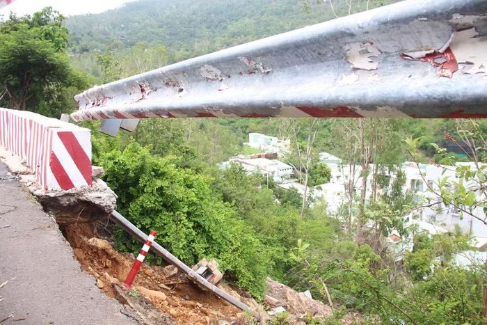  Một đoạn taluy dài khoảng 20m ở dốc Mộng Cầm (qua tổ khu phố 15, phường Quy Nhơn Nam) bị xói lở, đứt gãy và đổ sập sau trận mưa lớn ngày 22-9. Ảnh: T.L 