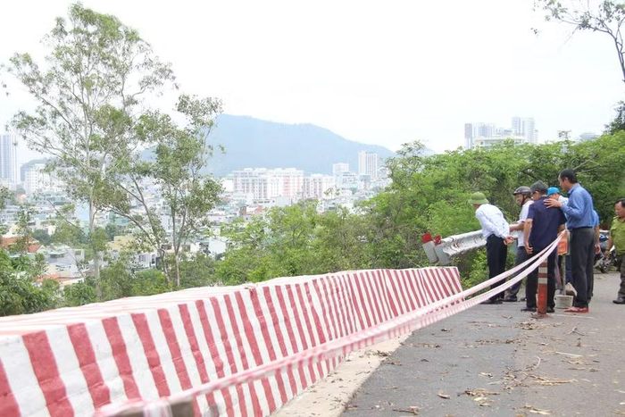  Chính quyền căng dây cảnh báo khu vực nguy hiểm do sạt lở, đồng thời tạm dừng cho người và phương tiện qua lại khu vực dốc Mộng Cầm. Ảnh: T.L 