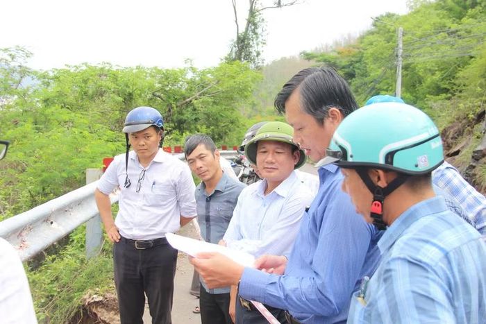  Các sở, ngành, địa phương kiểm tra thực địa nơi sạt lở ở dốc Mộng Cầm. Ảnh: T.L 