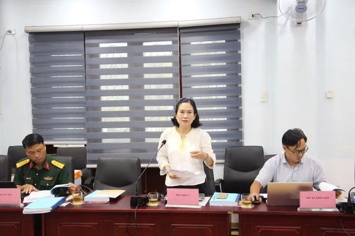 Tiến sĩ Nguyễn Thị Huyền - Giảng viên chính, Khoa Khoa học tự nhiên, Trường Đại học Quy Nhơn (thành viên hội đồng) tham gia nhận xét, đánh giá kết quả nhiệm vụ. Ảnh: T.L