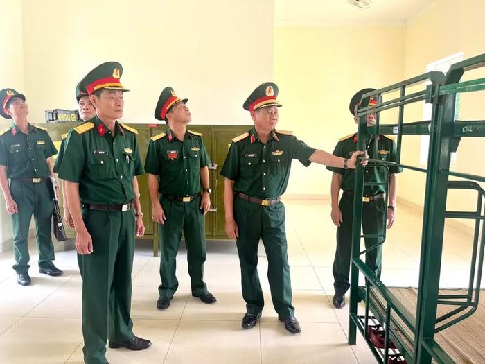  Thiếu tướng Hứa Văn Tưởng - Phó Tư lệnh Quân khu 5 (thứ 2 từ phải sang) kiểm tra điều kiện ăn, ở, sinh hoạt của bộ đội tại Lữ đoàn 573. Ảnh: H.P 