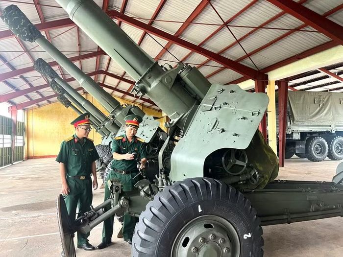  Lữ đoàn 572 duy trì tốt công tác quản lý, bảo quản, bảo dưỡng vũ khí, trang bị kỹ thuật, đáp ứng yêu cầu nhiệm vụ. Ảnh: H.P 