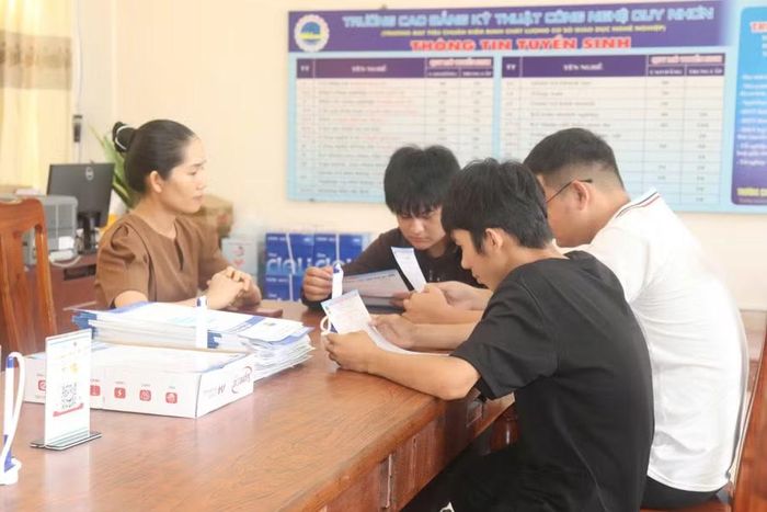  Trường Cao đẳng Kỹ thuật Công nghệ Quy Nhơn (phường Quy Nhơn Bắc) tư vấn các chương trình đào tạo cho học sinh trên địa bàn tỉnh. Ảnh: H.Đ 