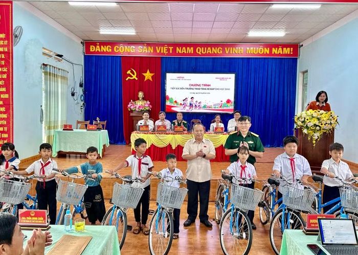 Đồng chí Châu Ngọc Tuấn, Phó Bí thư Tỉnh ủy, Trưởng Đoàn đại biểu Quốc hội tỉnh và Trung tá Trần Văn Thanh, Phó Giám đốc Viettel Gia Lai trao xe đạp cho các em học sinh. Ảnh: Hà Duy 