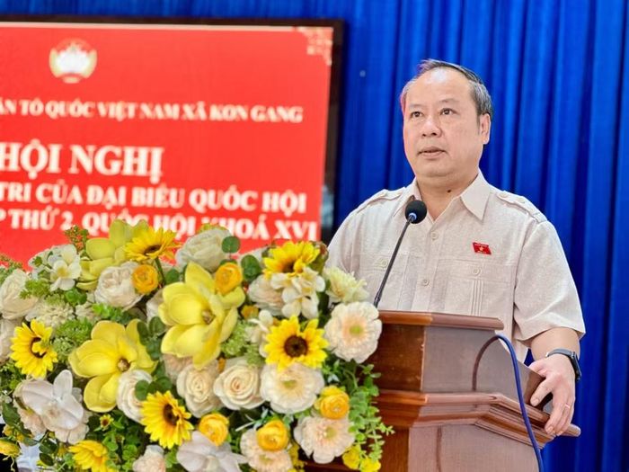  Đồng chí Châu Ngọc Tuấn, Phó Bí thư Tỉnh ủy, Trưởng Đoàn đại biểu Quốc hội tỉnh phát biểu kết luận hội nghị tiếp xúc cử tri tại xã Kon Gang. Ảnh: Hà Duy 