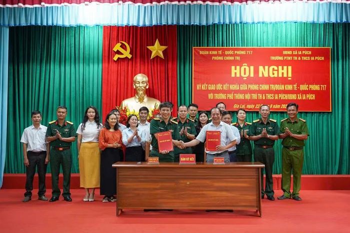  Phòng Chính trị Đoàn KT-QP 717 và Trường Phổ thông nội trú Tiểu học và THCS Ia Púch ký Giao ước kết nghĩa. Ảnh: Trần Đức 