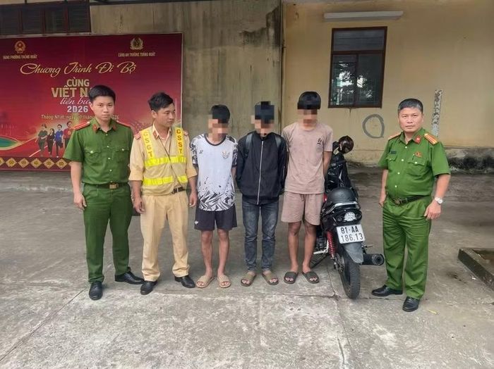  Lực lượng Công an đã giáo dục, răn đe các học sinh. Ảnh: Văn Tuấn 