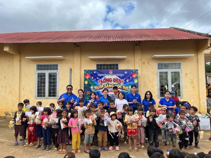  Tặng học bổng cho trẻ em xã Hra tại chương trình. Ảnh: ĐVCC 