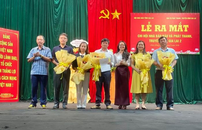 Ban Thư ký Chi hội Nhà báo Báo và Phát thanh, truyền hình Gia Lai 2 tại lễ ra mắt. Ảnh: Lam Nguyên