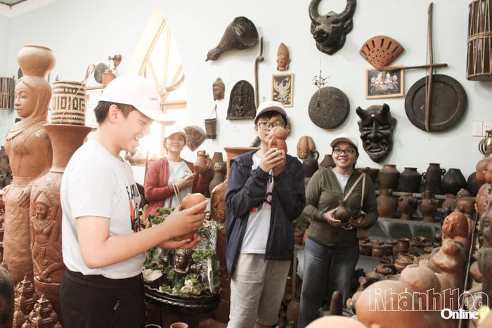 Du khách tham quan, trải nghiệm làng gốm Bàu Trúc.