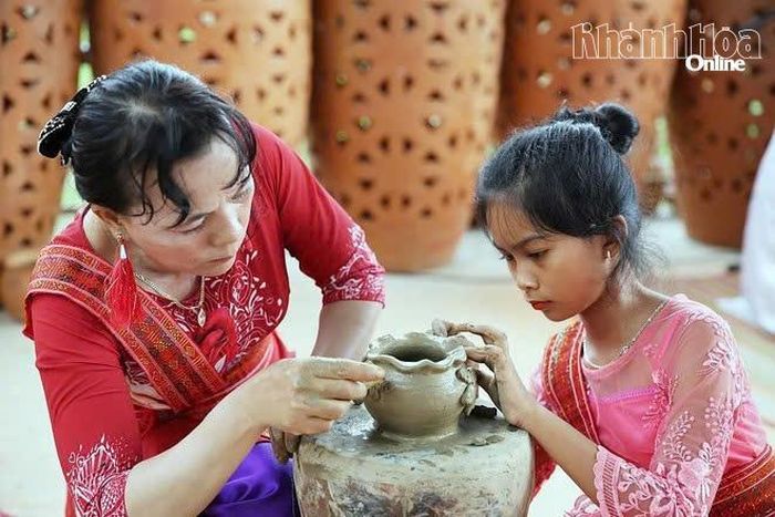 Truyền dạy nghề làm gốm cho thế hệ trẻ.