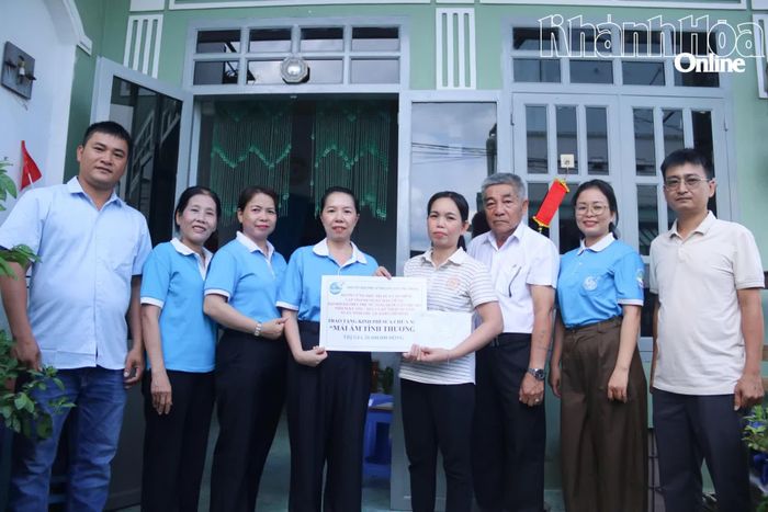Hội Liên hiệp Phụ nữ phường Tây Nha Trang trao kinh phí sửa chữa "Mái ấm tình thương".