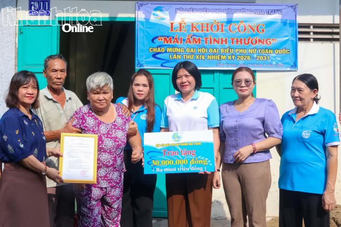 Lãnh đạo Ủy ban MTTQ Việt Nam phường Nha Trang và Hội Liên hiệp Phụ nữ phường trao quyết định, kinh phí hỗ trợ cho gia đình bà Đoàn Thị Mỹ.