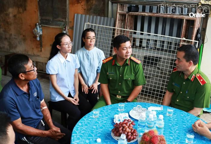 Đoàn công tác thăm hỏi sức khỏe, đời sống của thân nhân liệt sĩ Nguyên Xuân Hải.