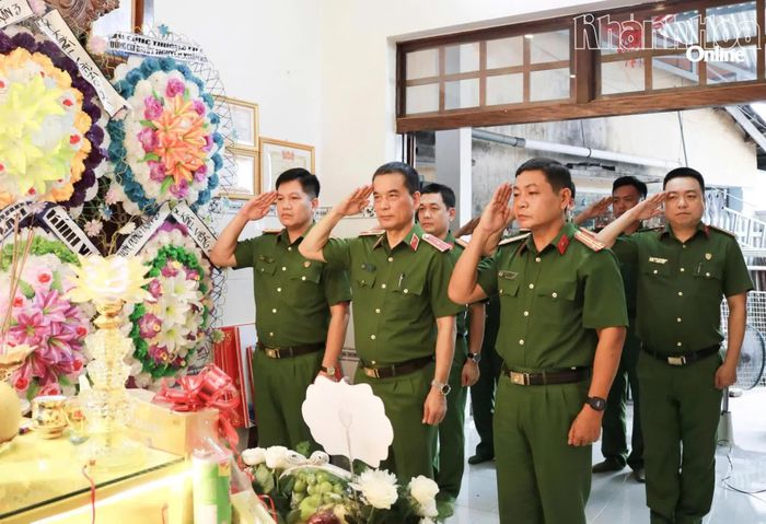 Đoàn công tác tri ân sâu sắc đối với những cống hiến, hy sinh của đồng chí Nguyễn Xuân Hải.