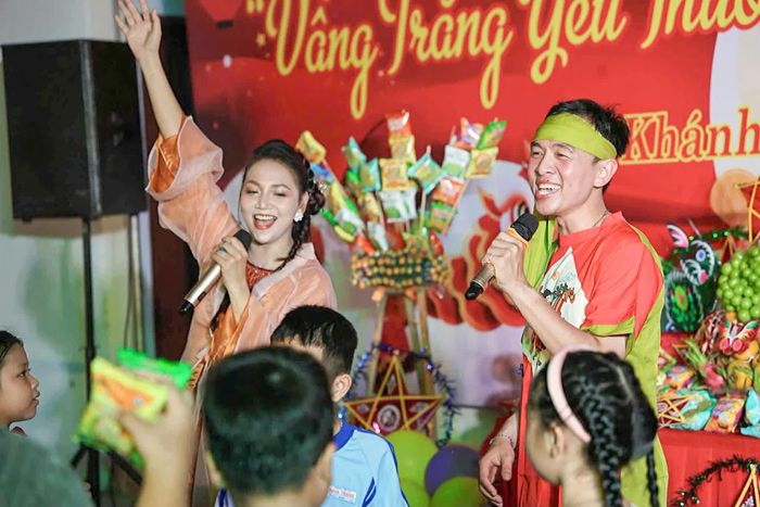 Nhân vật chị Hằng, chú Cuội do chính các chiến sĩ công an hóa thân đóng để mang đến niềm vui cho thiếu nhi.