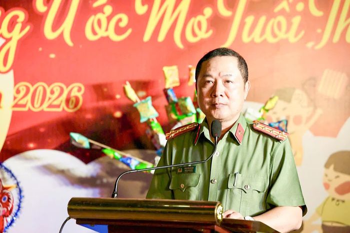 Đại tá Nguyễn Quân phát biểu động viên các cháu thiếu nhi nhân dịp Tết Trung thu.