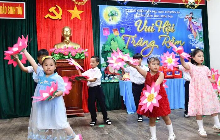 Tiết mục văn nghệ do thiếu nhi ở đảo Sinh Tồn biểu diễn.