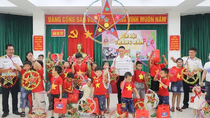 Cán bộ, chiến sĩ đảo Đá Tây tặng quà các thiếu nhi.