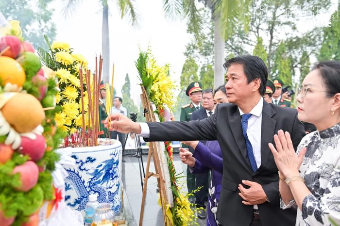 Đồng chí Nguyễn Long Biên và các đại biểu thành kính dâng hương tưởng nhớ các anh hùng liệt sĩ.