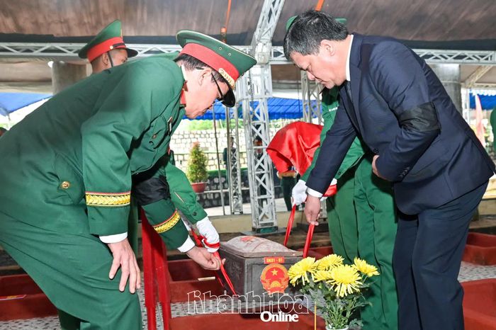 Đồng chí Trần Phong, các đại biểu cùng đội tiêu binh tiến hành nghi thức hạ huyệt an táng các hài cốt liệt sĩ.