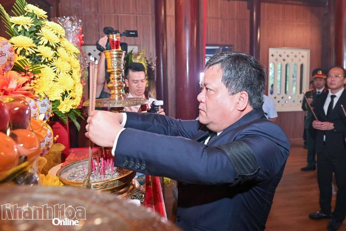 Đồng chí Trần Phong thành kính dâng hương tại Đền thờ Bác Hồ và các anh hùng liệt sĩ tại Nghĩa trang liệt sĩ Hòn Dung.