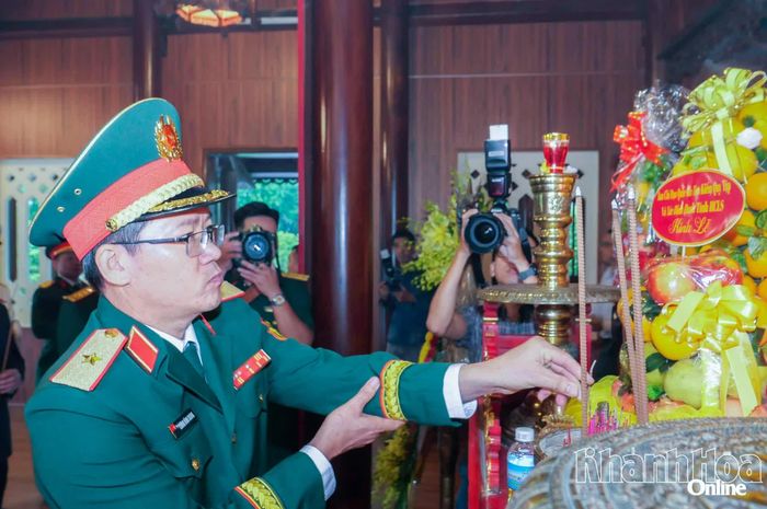 Thiếu tướng Lương Đình Chung thành kính dâng hương tại Đền thờ Bác Hồ và các anh hùng liệt sĩ tại Nghĩa trang liệt sĩ Hòn Dung.