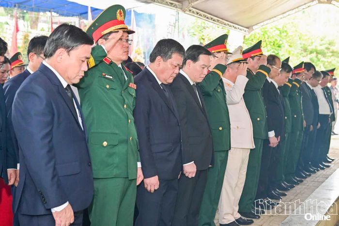 Các đại biểu dành phút mặc niệm tưởng nhớ công ơn các anh hùng liệt sĩ đã anh dũng hy sinh vì sự nghiệp giải phóng dân tộc, thống nhất Tổ quốc.