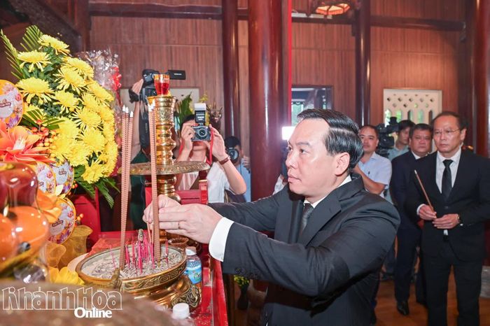 Đồng chí Hồ Xuân Trường và các đại biểu thành kính dâng hương tại Đền thờ Bác Hồ và các anh hùng liệt sĩ tại Nghĩa trang liệt sĩ Hòn Dung.