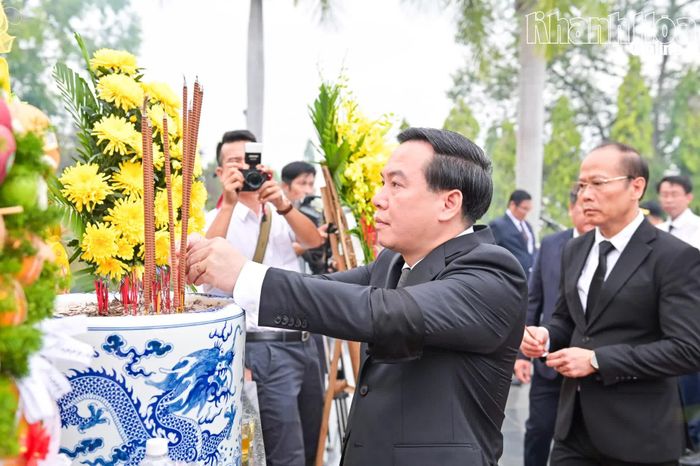 Đồng chí Hồ Xuân Trường và các đại biểu thành kính dâng hương tưởng nhớ các anh hùng liệt sĩ.