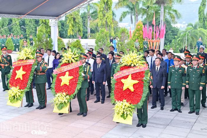 Các đoàn đại biểu tiến hành nghi thức dâng hoa.