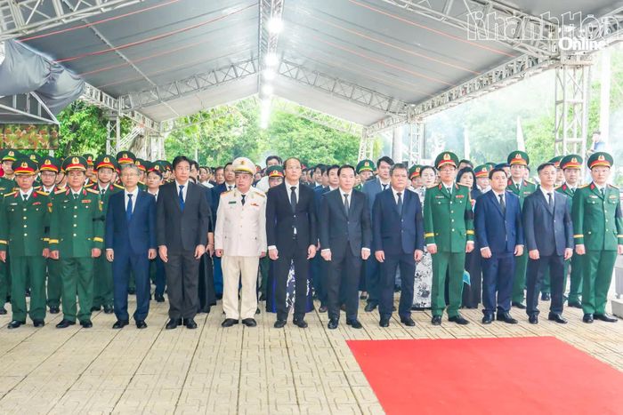 Các đại biểu dự lễ viếng, truy điệu và an táng các hài cốt liệt sĩ.
