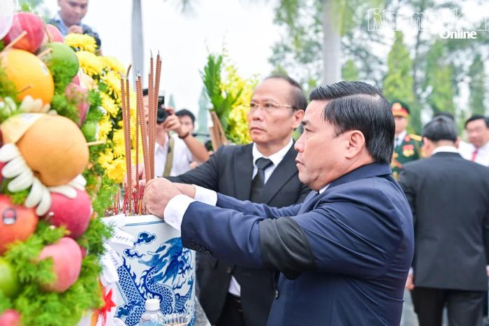 Đồng chí Lâm Đông và đồng chí Nguyễn Khắc Hà thành kính dâng hương tưởng nhớ các anh hùng liệt sĩ.