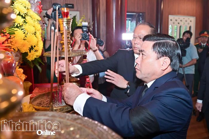 Đồng chí Lâm Đông, đồng chí Nguyễn Khắc Hà thành kính dâng hương tại Đền thờ Bác Hồ và các anh hùng liệt sĩ tại Nghĩa trang liệt sĩ Hòn Dung.