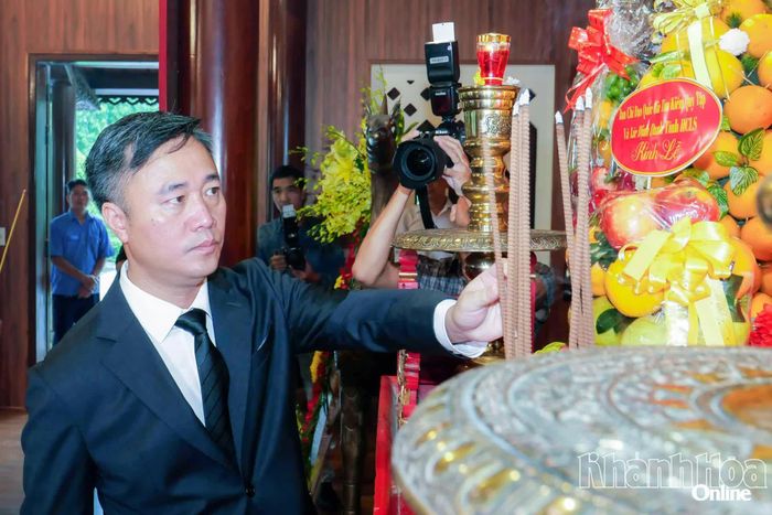 Đồng chí Nguyễn Việt Hùng thành kính dâng hương tại Đền thờ Bác Hồ và các anh hùng liệt sĩ tại Nghĩa trang liệt sĩ Hòn Dung.
