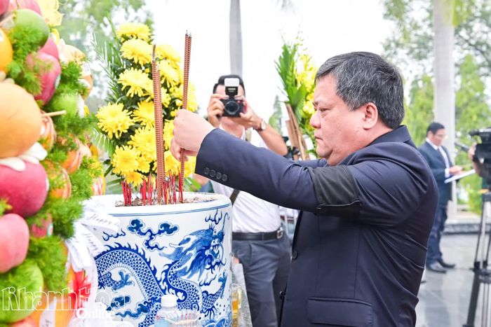 Đồng chí Trần Phong thành kính dâng hương tưởng nhớ các anh hùng liệt sĩ.